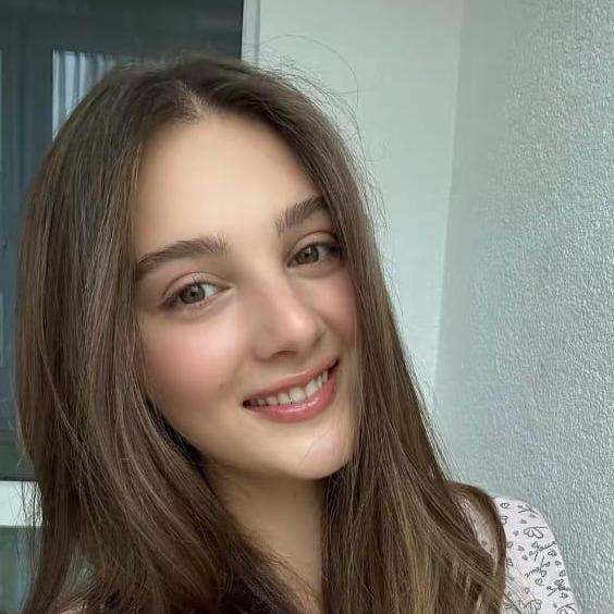 Elena Jhones